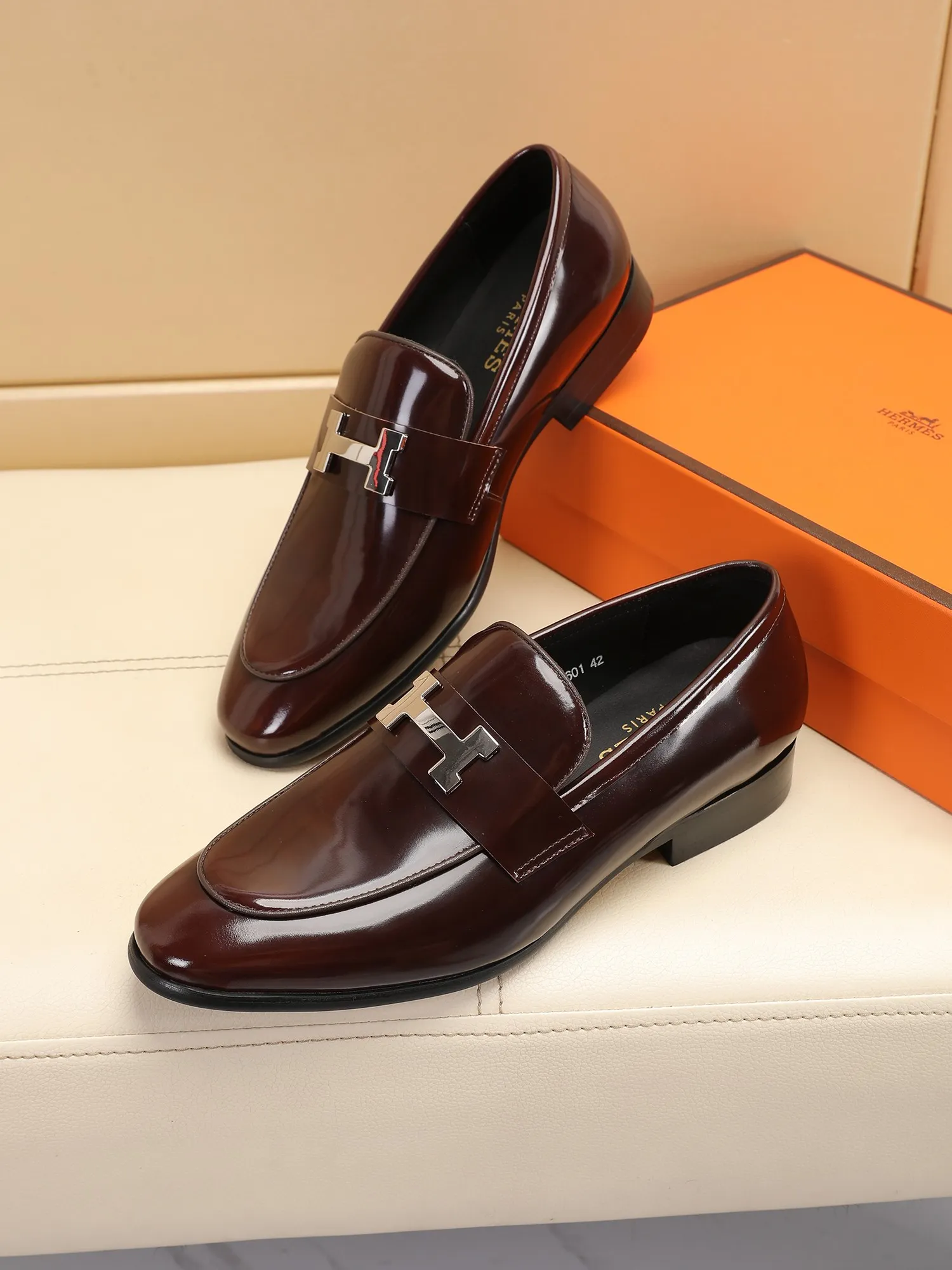 Factory price 460💶[HERMES] (cowhide lining)🍀Italian top luxury🍀He does not pursue novel styles and gorgeous colors, but attracts the favor of successful men with his flawless, elegant and classic style! This very, very comfortable, simple and stable style makes it easy to match any style! The pattern is absolutely 1:1 refined from the original case, and we strive for excellence in materials, imported cowhide + cowhide lining💪💪💪extraordinary texture👍! .Code number: 39 to 44 (38.4546 customized)